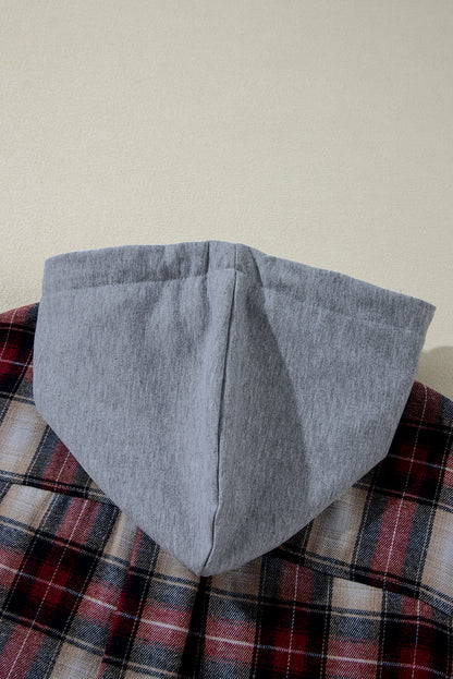 Rotes Shacket mit kariertem Muster und geknöpfter Brusttasche und Kapuze