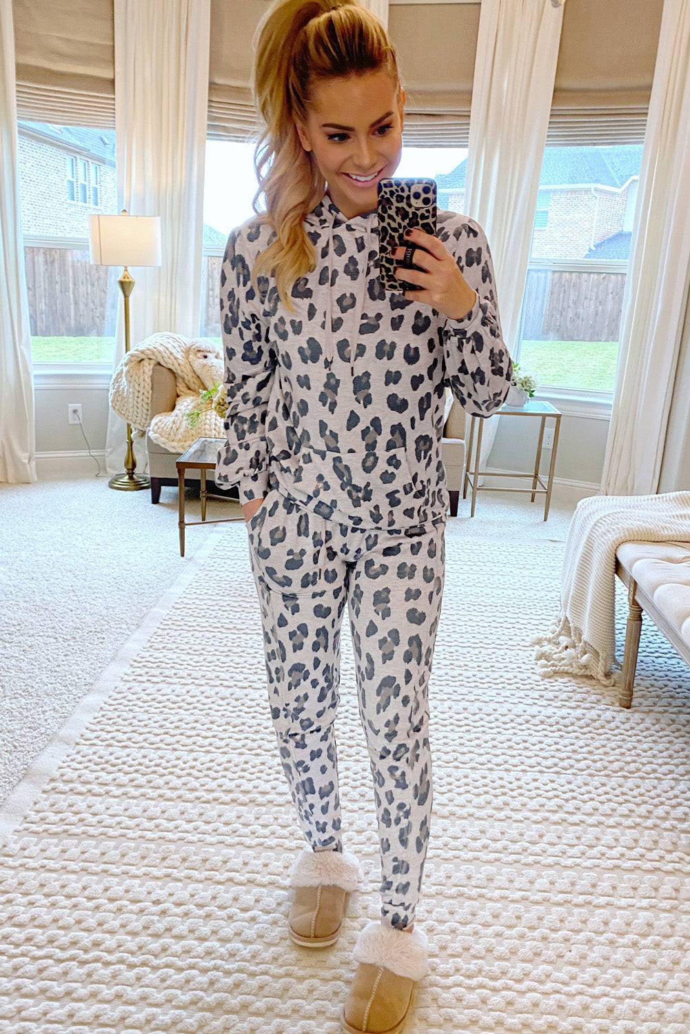 Khakifarbenes Pyjama-Set mit Kapuzenpullover mit Kordelzug und enger Hose mit Leopardenmuster