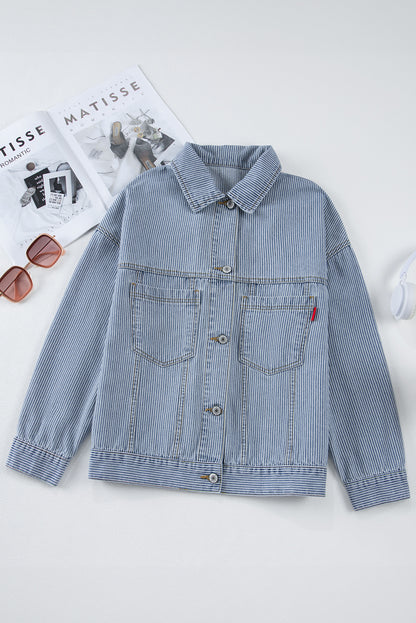 Himmelblaue, gestreifte, verwaschene Oversize-Jeansjacke mit Taschen