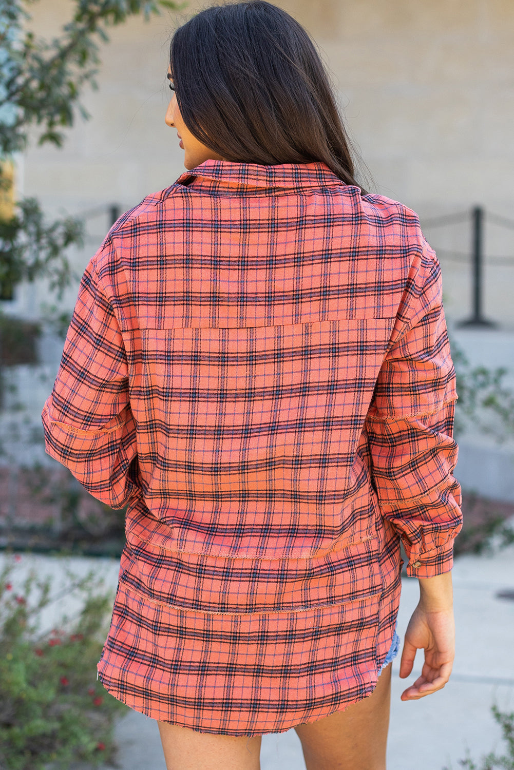 Rotes kariertes Langarmhemd mit seitlichem Schlitz und Used-Look-Saum
