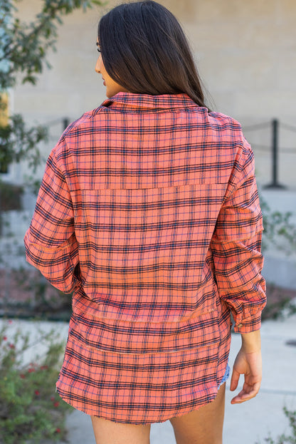 Rotes kariertes Langarmhemd mit seitlichem Schlitz und Used-Look-Saum
