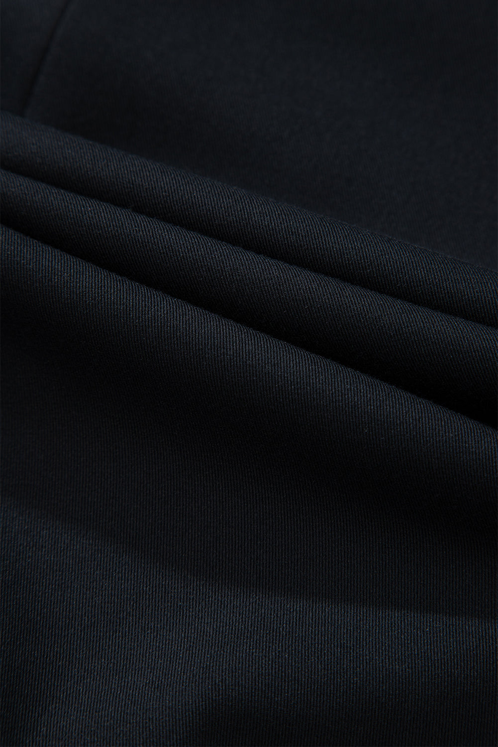 Schwarzer Blazer mit Revers, Pattentasche und Knöpfen