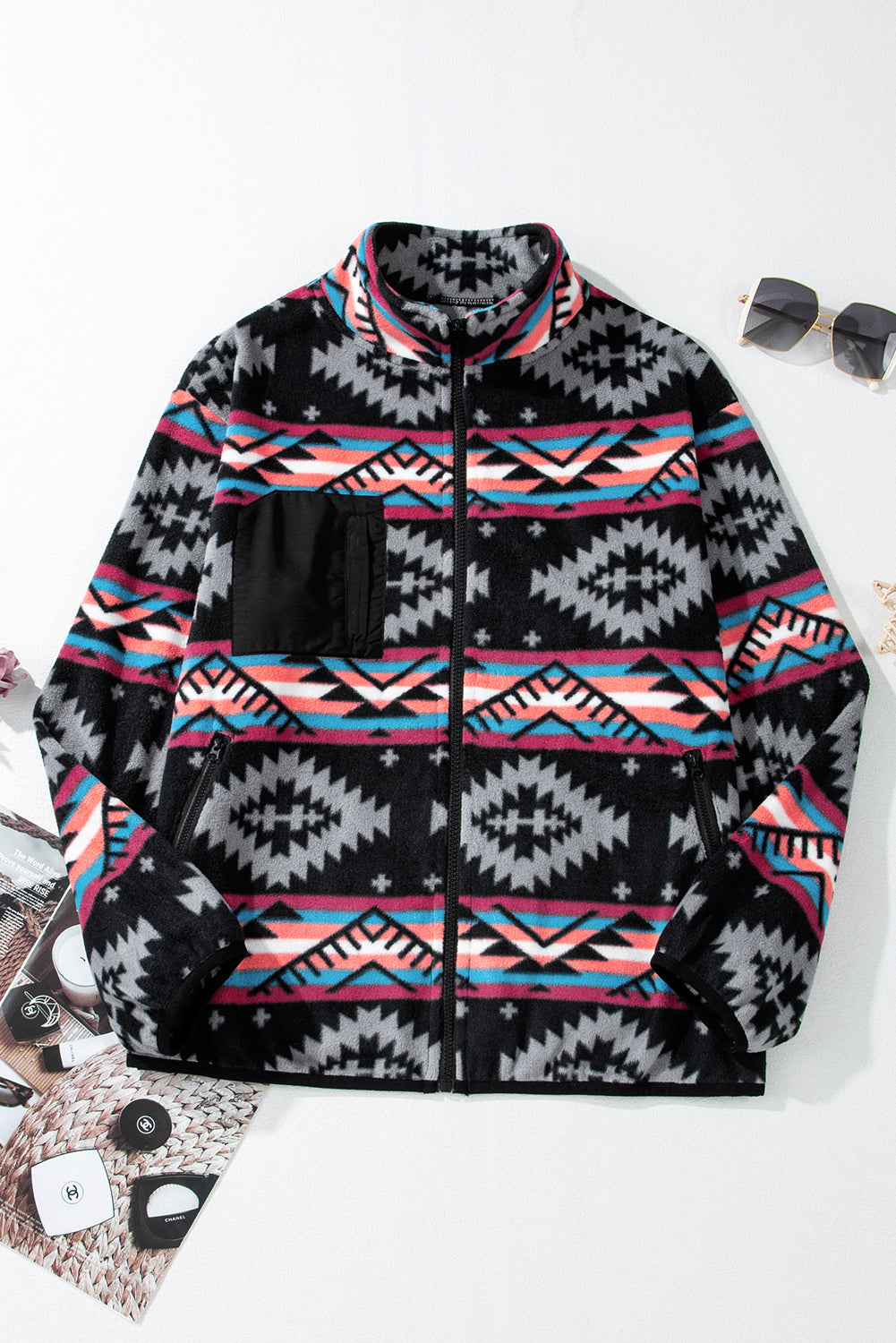 Schwarze Jacke mit Reißverschlusskragen und Aztekenmuster