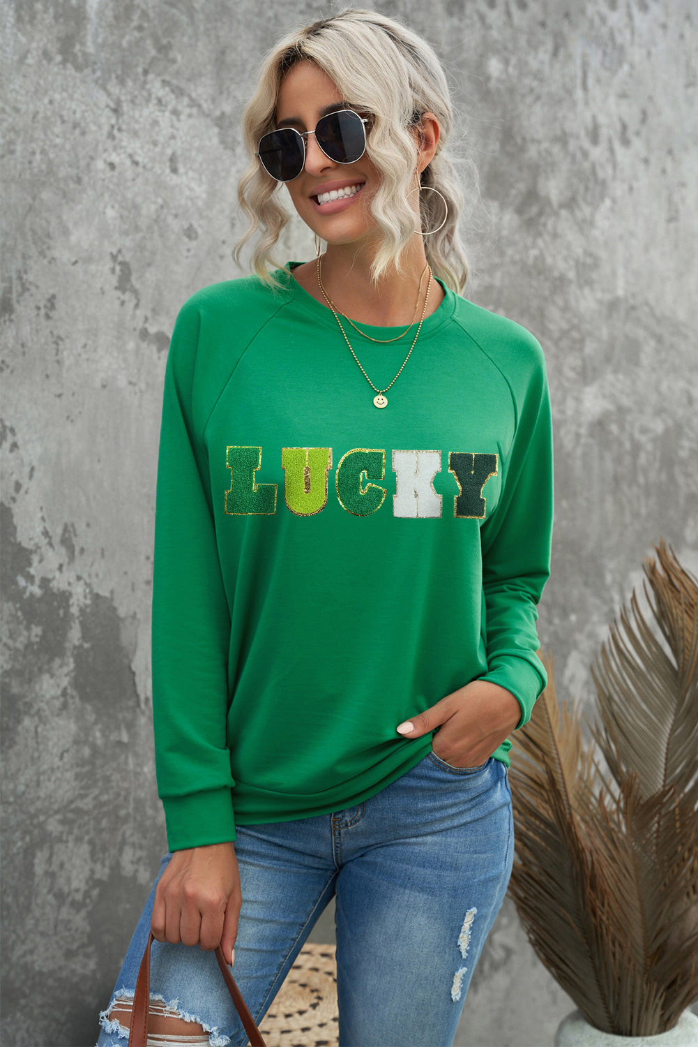 Grünes St. Patricks LUCKY Chenille-Sweatshirt mit bestickter Grafik