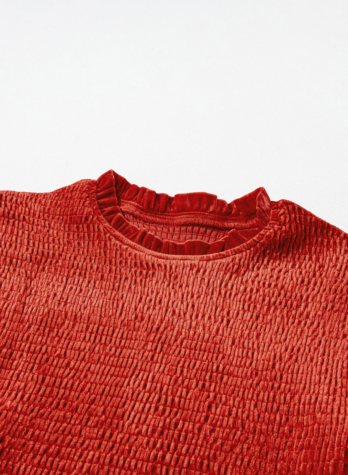 Red Clay – Samtkleid mit gesmoktem Oberteil und Rüschenkragen