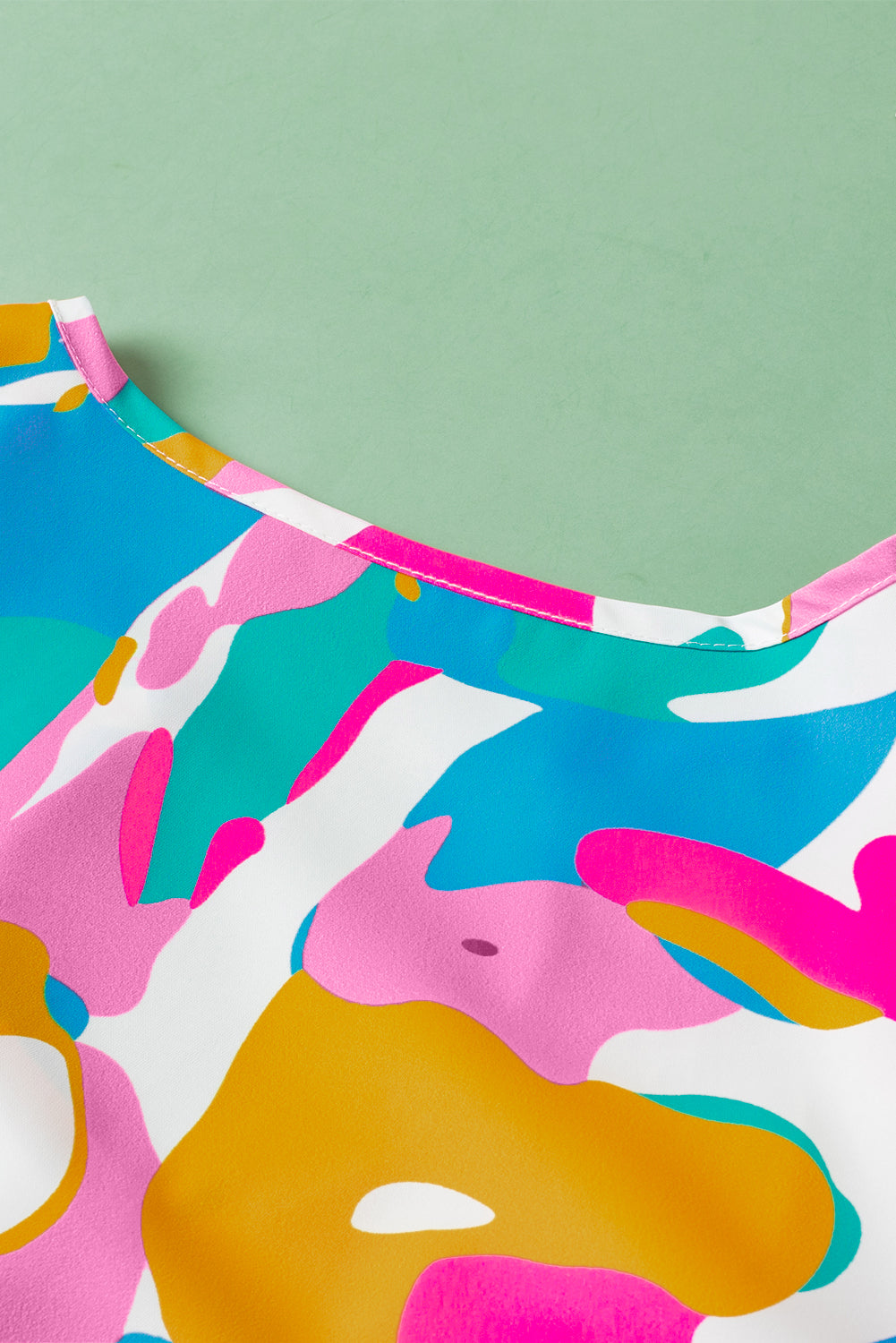Mehrfarbige Bluse mit abstraktem Print, gekerbtem Ausschnitt und flatternden Ärmeln