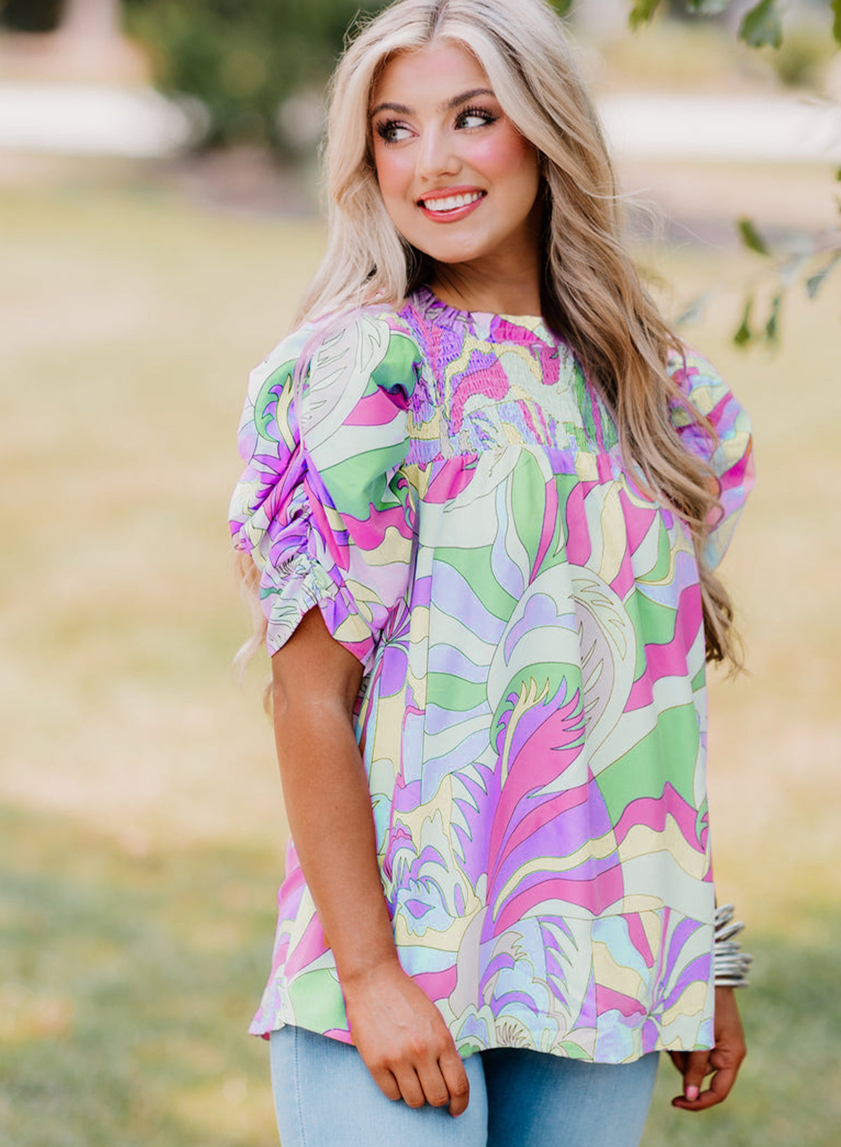Grüne Bluse mit abstraktem Print und Puffärmeln
