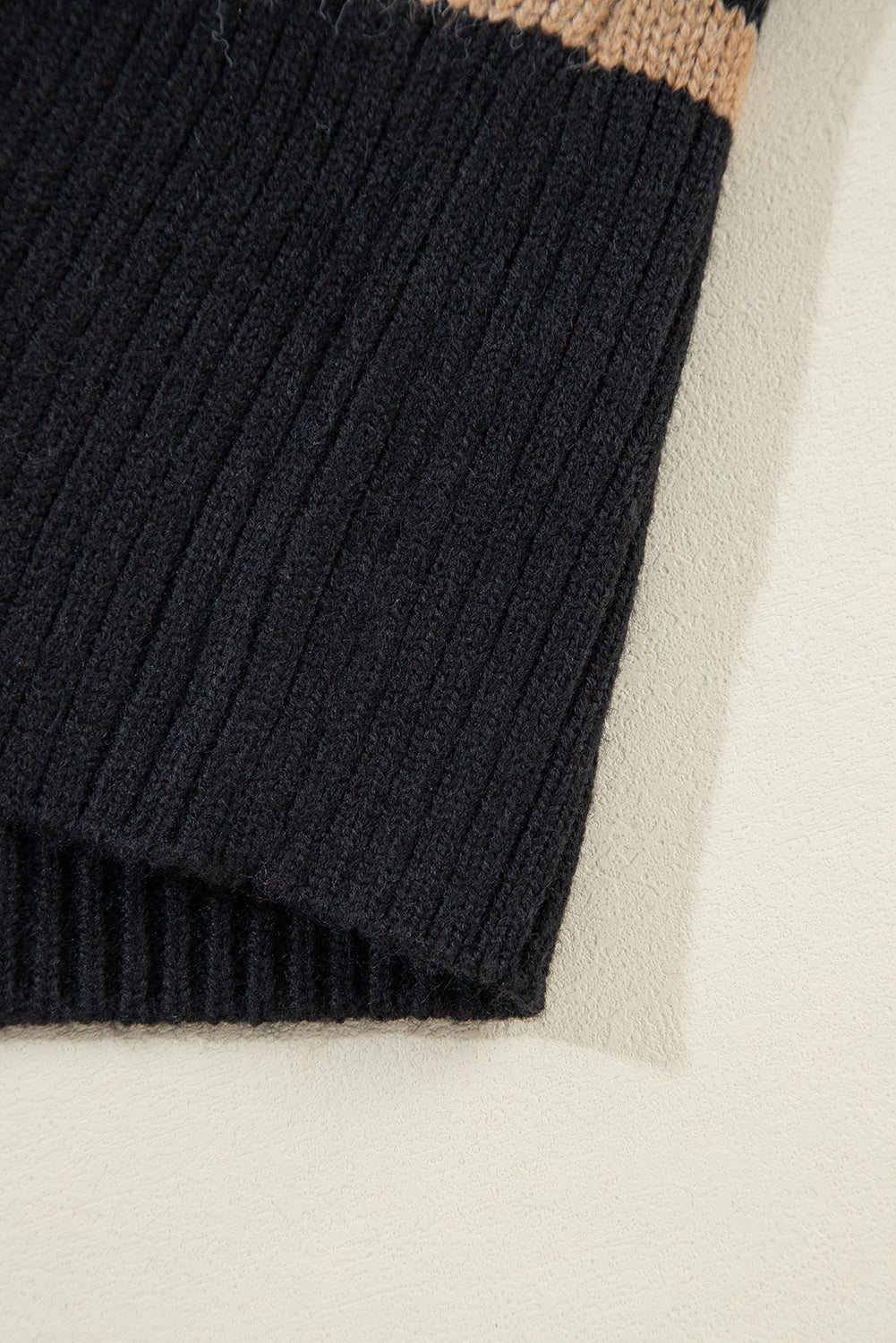 Schwarz gestreifte, lockere Strickjacke mit V-Ausschnitt und überschnittenen Schultern