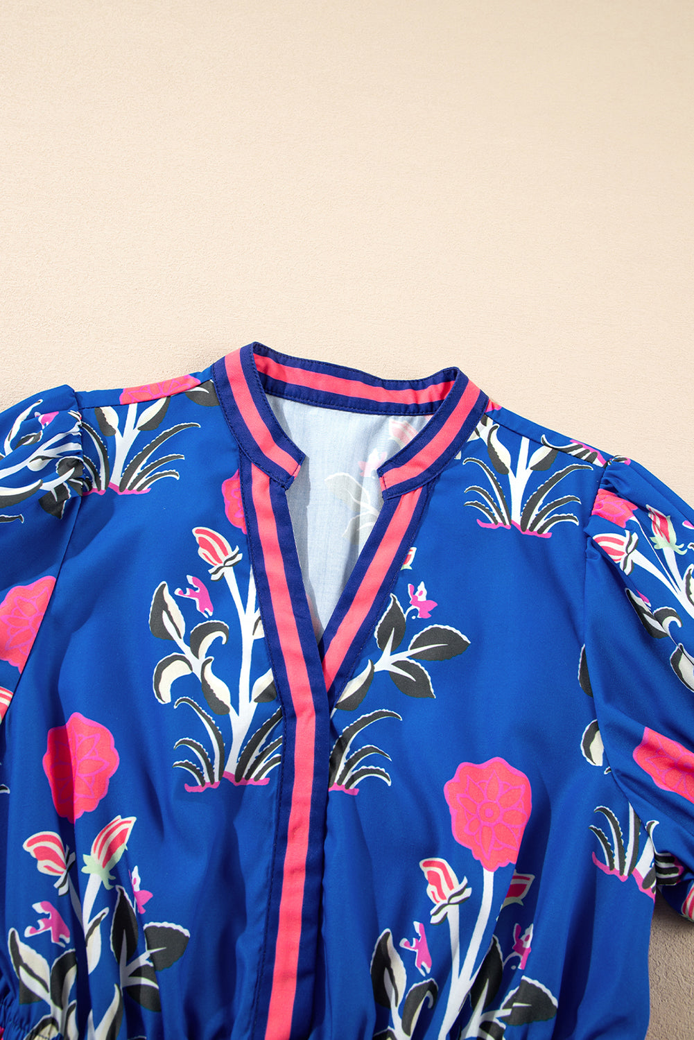 Himmelblaues Maxikleid mit Blumenmuster, kurzen Ärmeln, V-Ausschnitt und hoher Taille