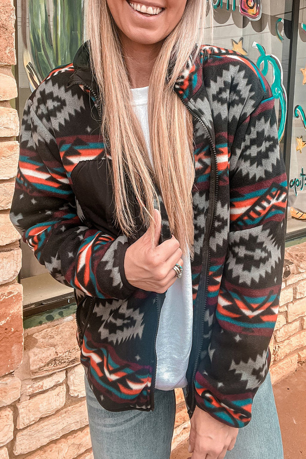 Schwarze Jacke mit Reißverschlusskragen und Aztekenmuster