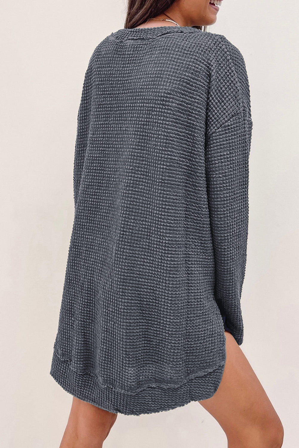 Graues Oversize-Oberteil mit hohen Schlitzen und Waffelstrick