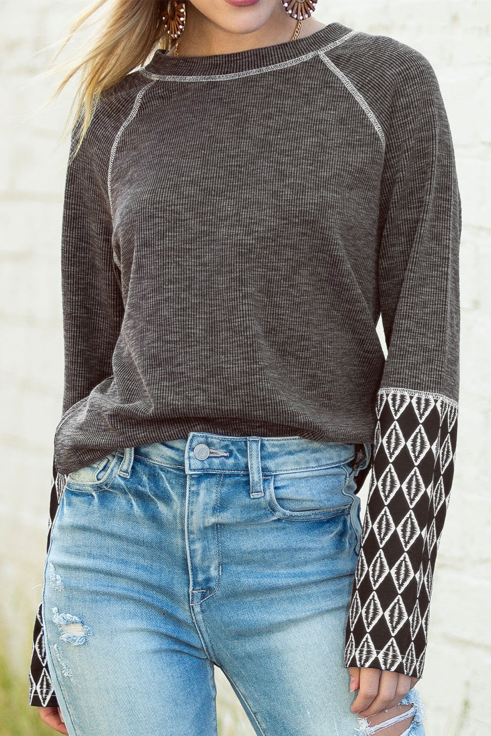 Graues, geripptes Langarm-Top mit Azteken-Patchwork
