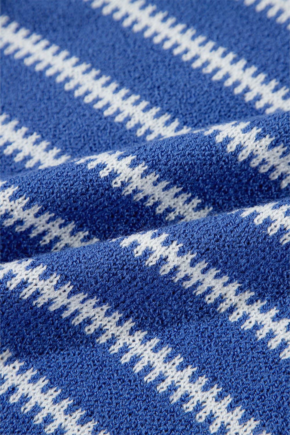 Himmelblauer, gestreifter Freizeitpullover mit überschnittener Schulter