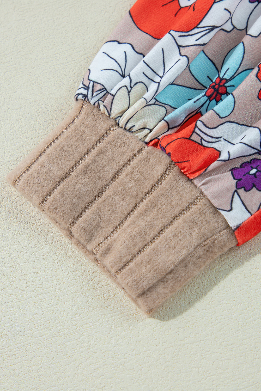 Langärmlige gerippte Bluse mit Patchwork-Muster und Blumenmuster