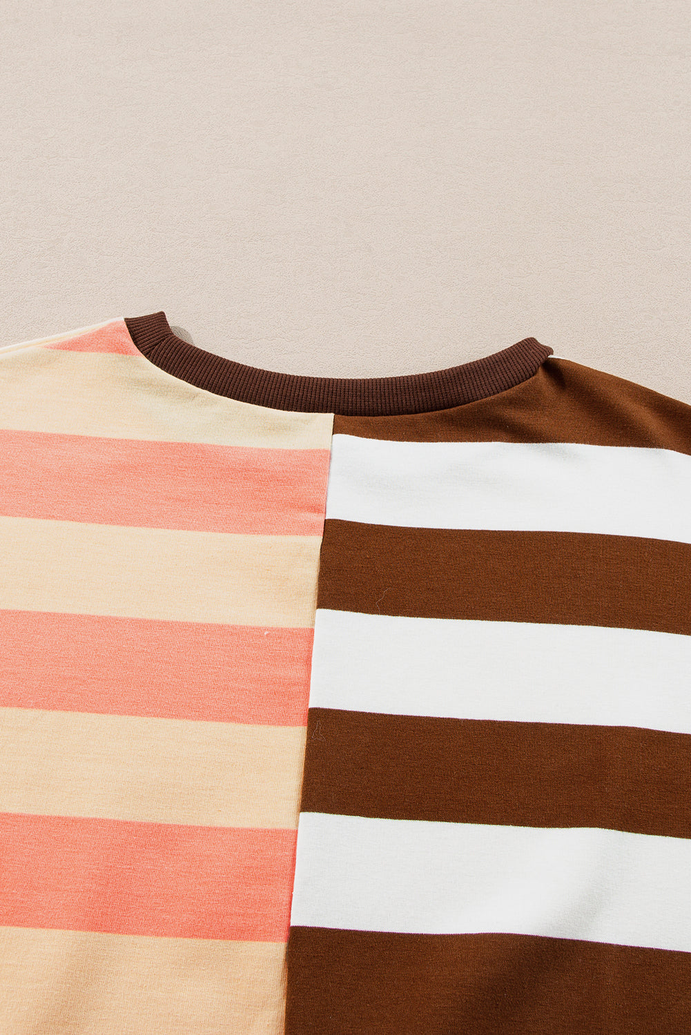 Braunes Pullover-Sweatshirt mit Streifen und Farbblockdesign und überschnittener Schulter
