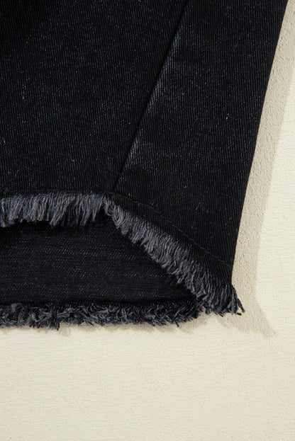 Schwarze Jeansjacke mit Kapuze und karierten Ärmeln und ausgefranstem Saum