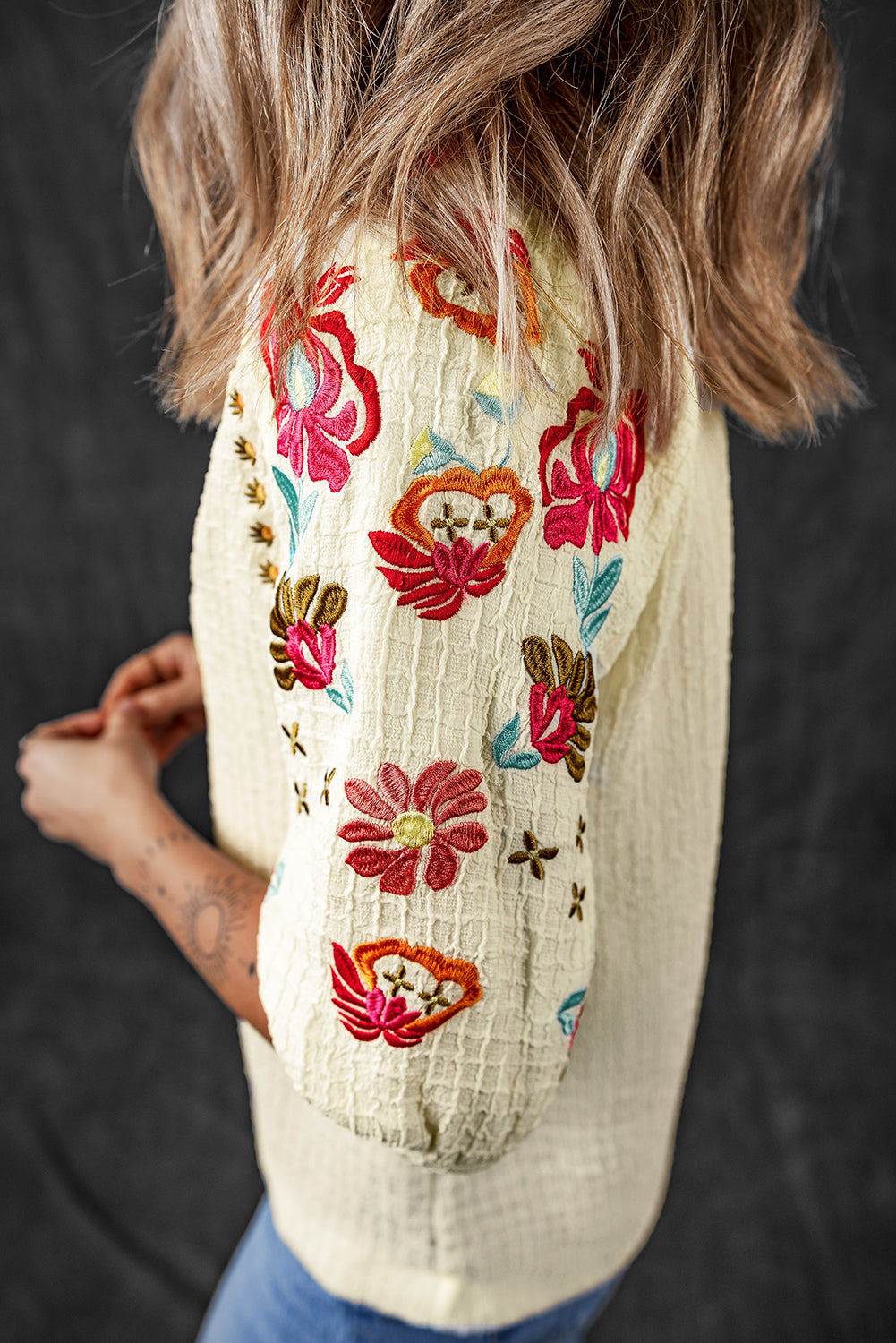 Beigefarbene Bluse mit floraler Stickerei und strukturierten Puffärmeln im Ricrac-Stil