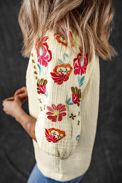 Beigefarbene Bluse mit floraler Stickerei und strukturierten Puffärmeln im Ricrac-Stil