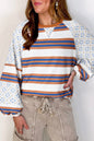 Weiße Bluse mit Streifen und Blumenmuster im Patchwork-Stil und Laternenärmeln