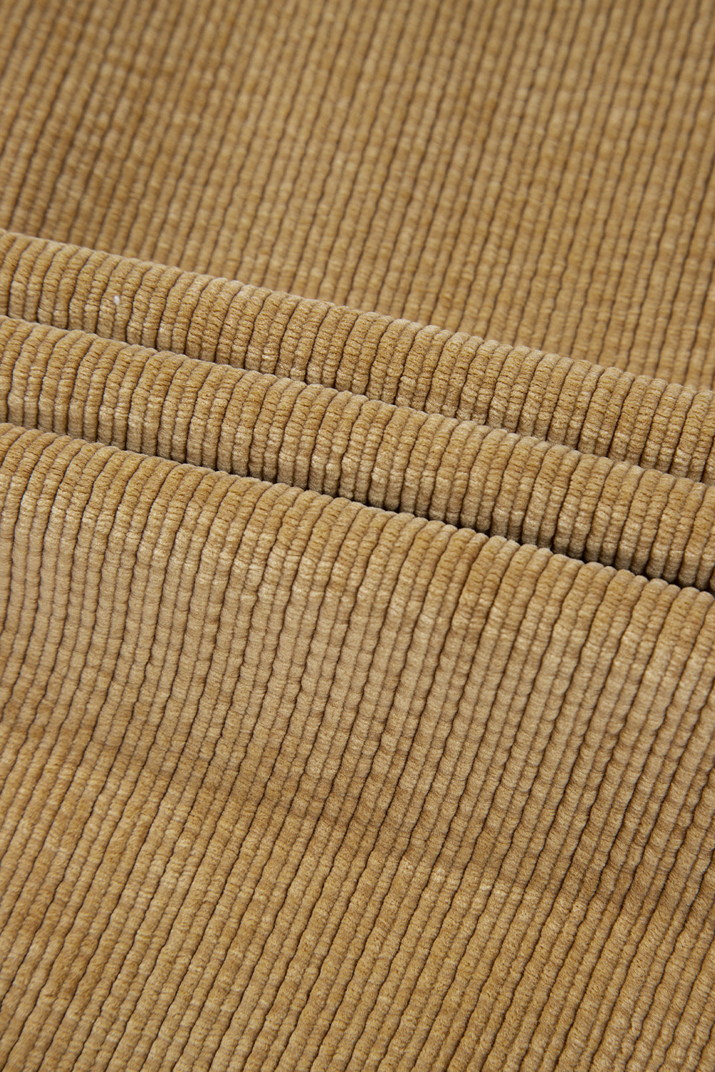 Hellbeige Cord-Shacket mit aufgesetzten Taschen und Knopfleiste