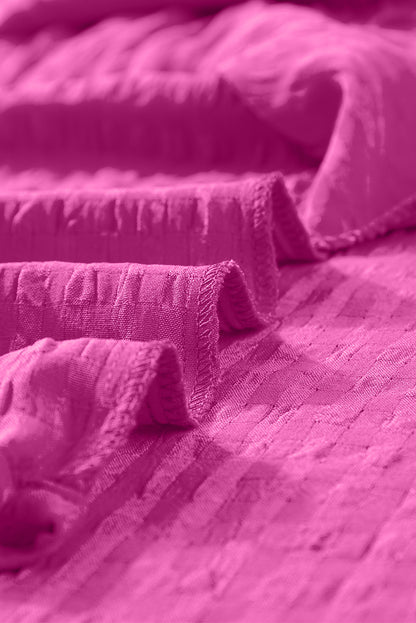 Rosarotes strukturiertes Minikleid mit Rüschen und kurzen Ärmeln