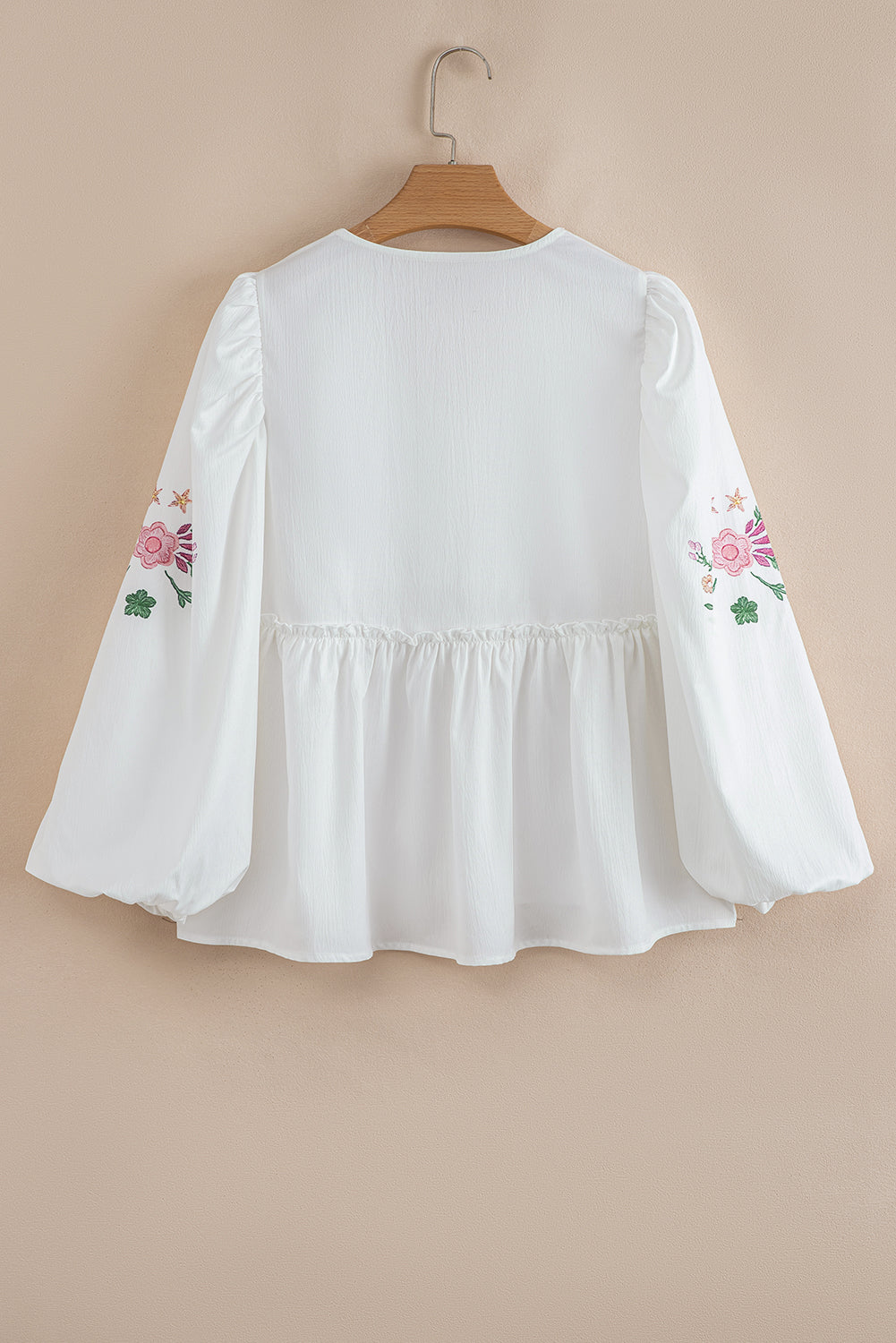 Weiße Babydoll-Bluse mit Blumenmuster und V-Ausschnitt