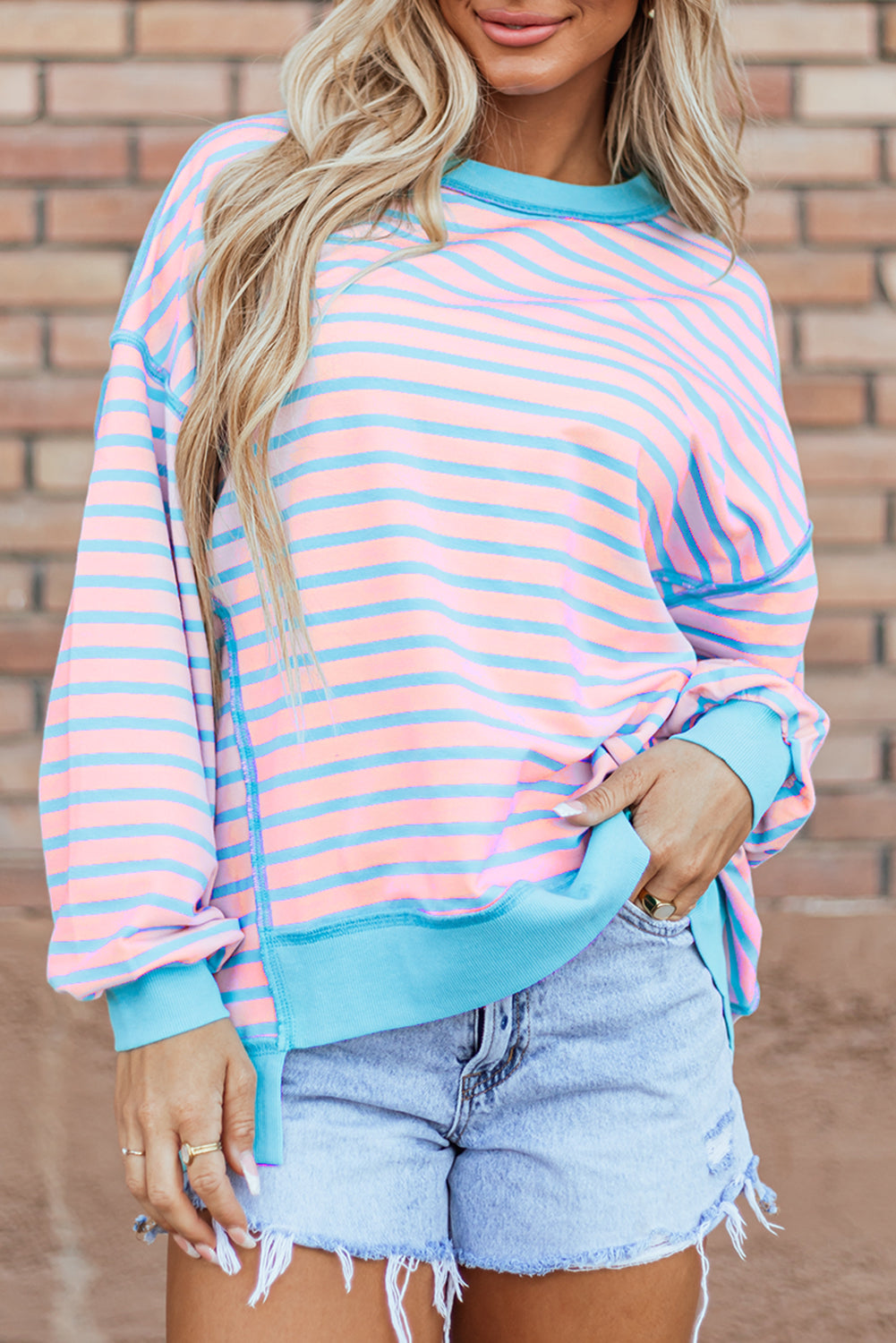 Rosa gestreiftes High-Low-Pullover-Tunika-Sweatshirt mit Kontrastbesatz