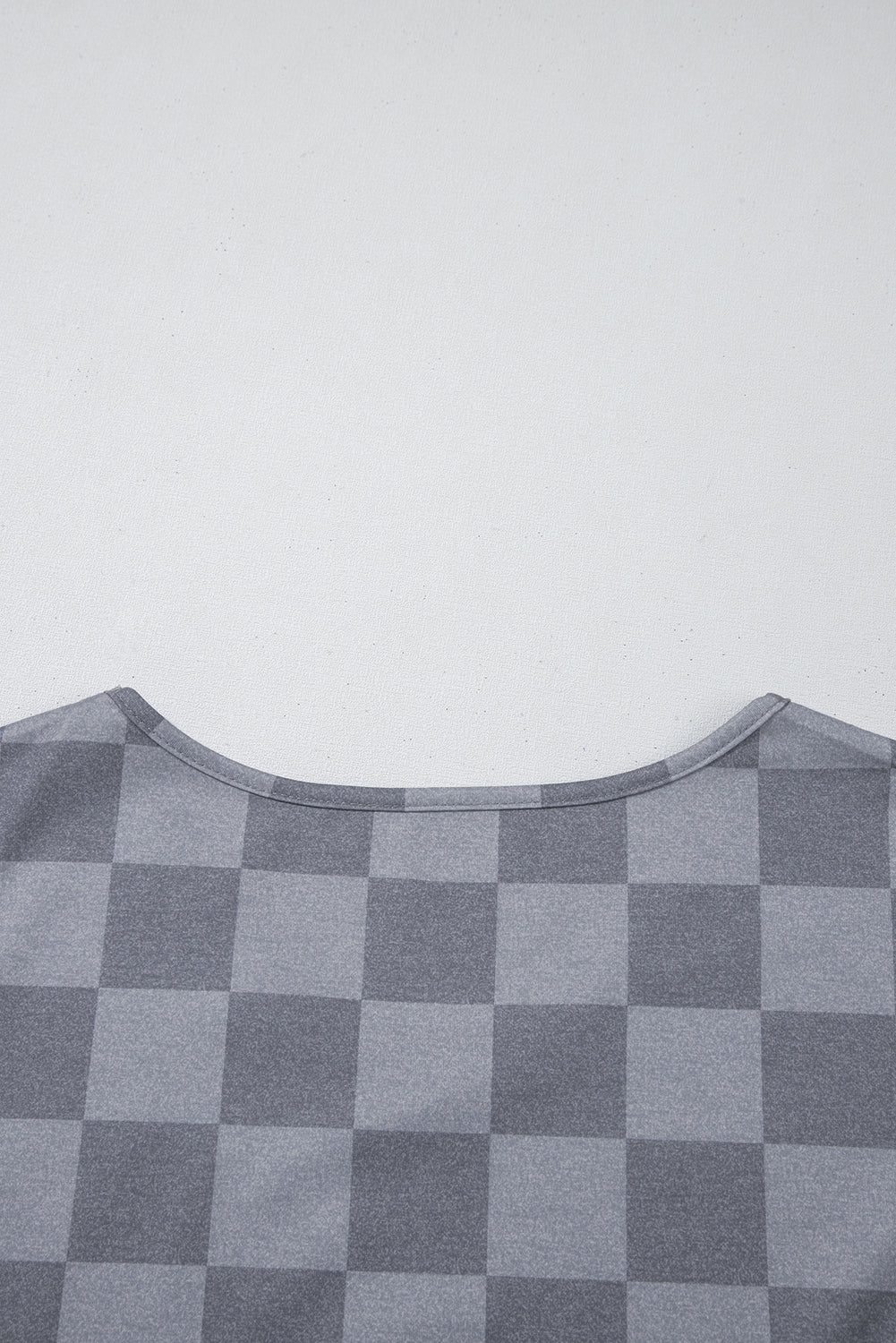 Grau kariertes T-Shirt mit V-Ausschnitt und Shorts mit Kordelzug