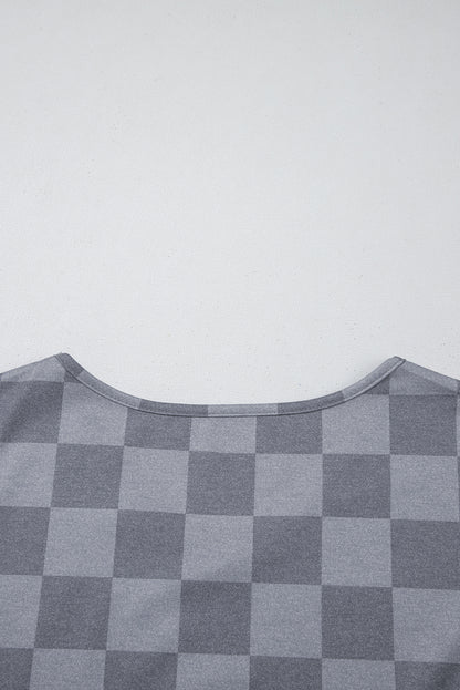 Grau kariertes T-Shirt mit V-Ausschnitt und Shorts mit Kordelzug