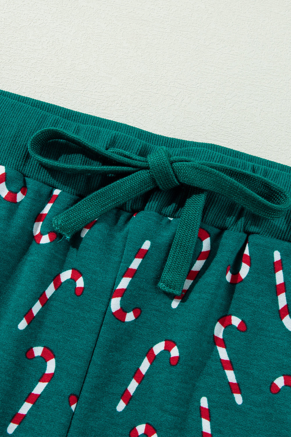 Grünes Lounge-Set mit Oberteil und Hose mit Weihnachts-Zuckerstangen-Aufdruck