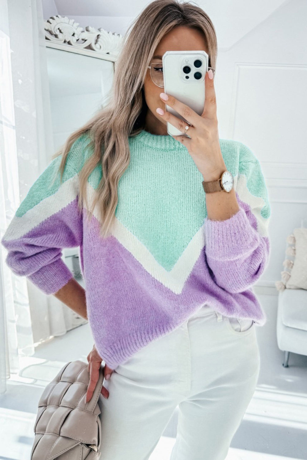 Grüner Pullover mit Chevron-Farbblock und überschnittener Schulter im Rippenstrick