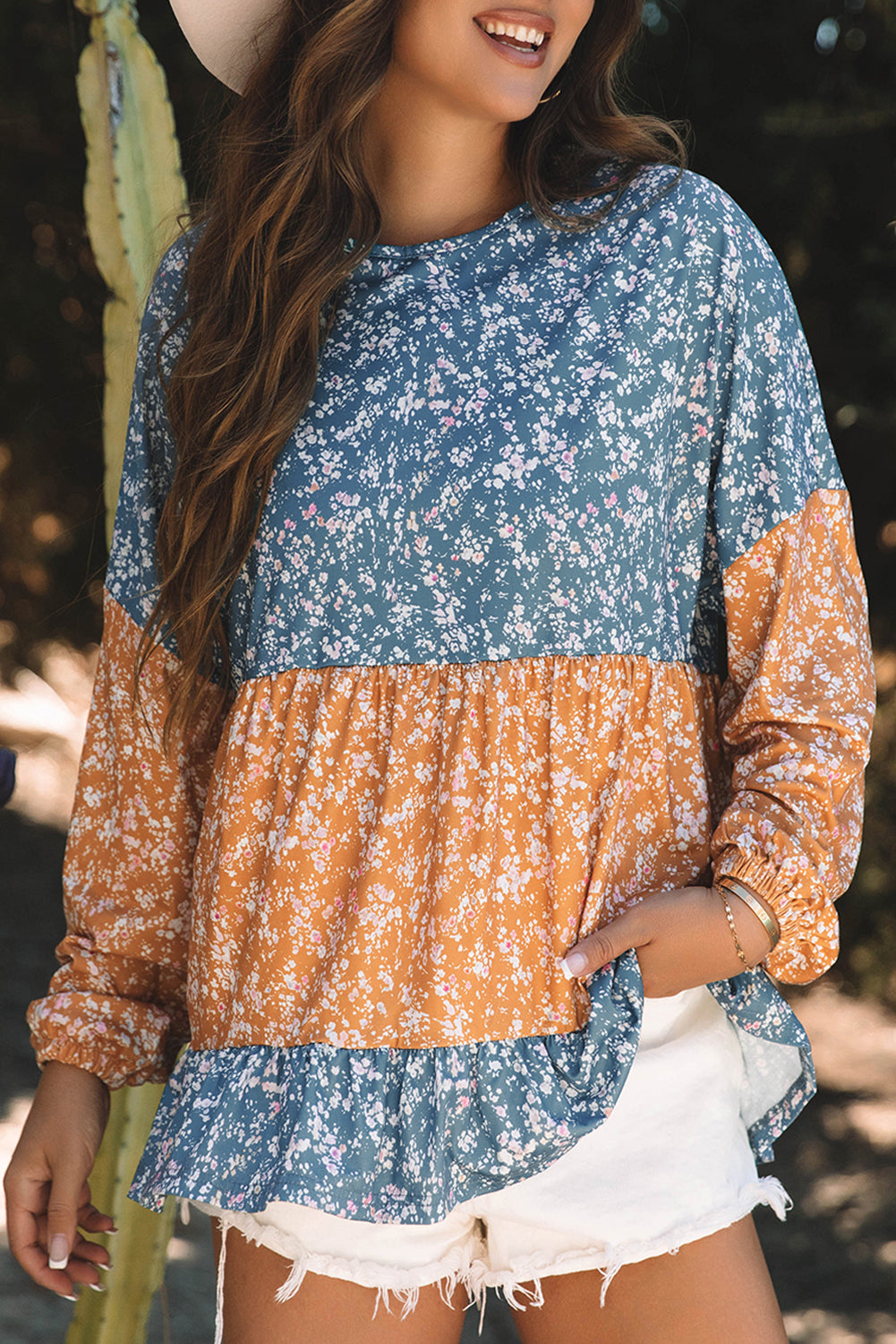 Orangefarbene Bluse mit Blumenmuster, Farbblockdesign, Rüschensaum und Rundhalsausschnitt