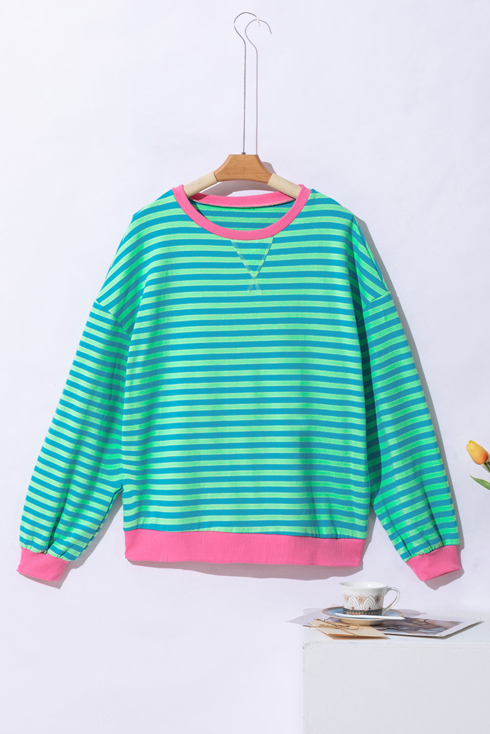 Übergroßes Pullover-Sweatshirt mit himmelblauen Streifen und Kontrastbesatz