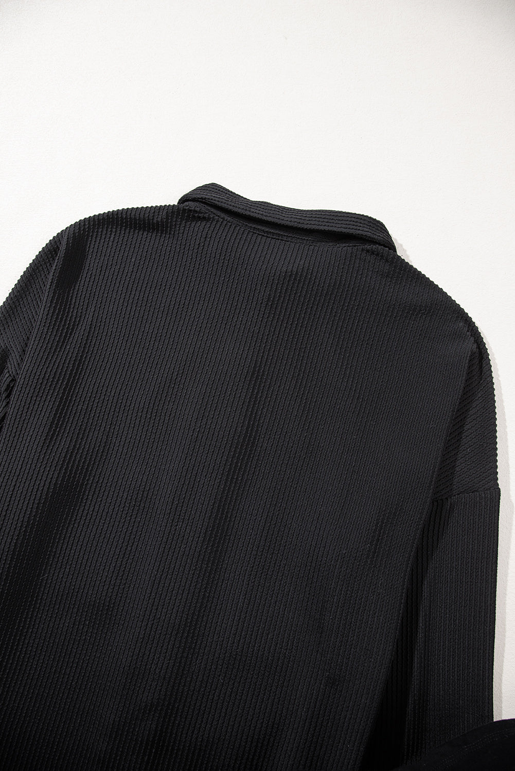 Schwarzes Shacket mit Kordel und aufgesetzter Brusttasche mit Pailletten