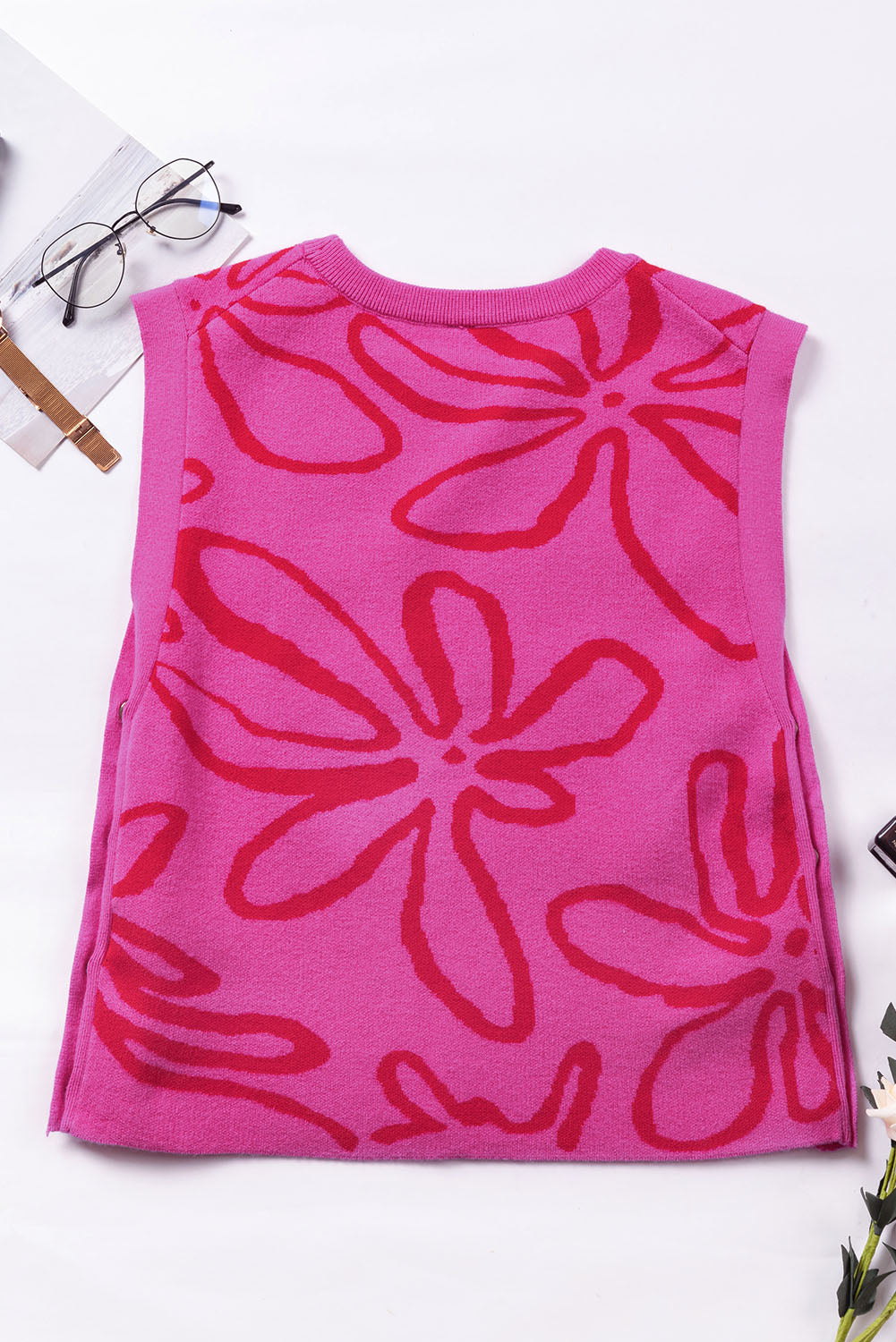 Ärmelloses Stricktop mit Blumenmuster und Knopfleiste in leuchtendem Pink