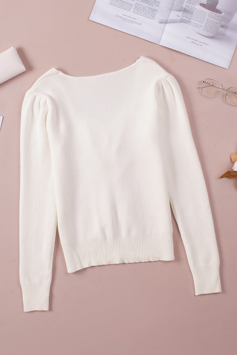 Beigefarbener Rippstrickpullover mit gerüschtem Herzausschnitt