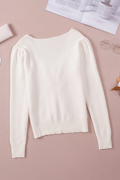 Beigefarbener Rippstrickpullover mit gerüschtem Herzausschnitt