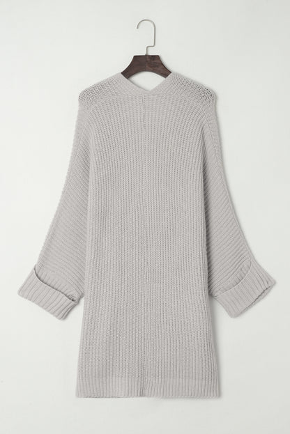 Grauer Oversize-Strickpullover mit umgeschlagenen Ärmeln