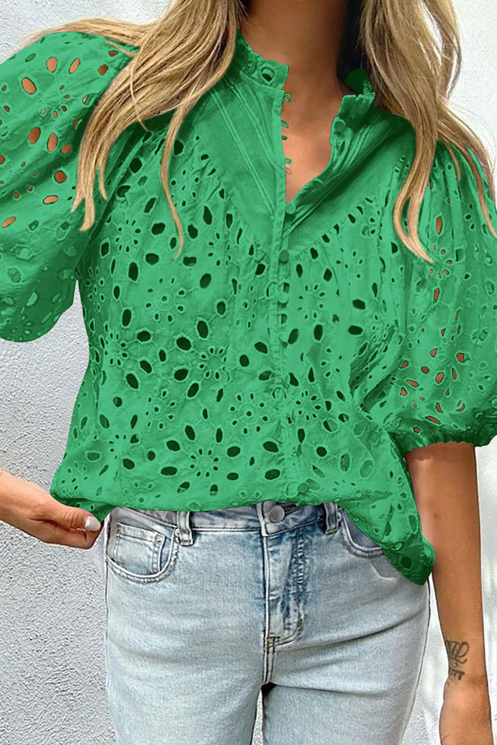 Grüne Bluse mit Blumenstickerei und Puffärmeln