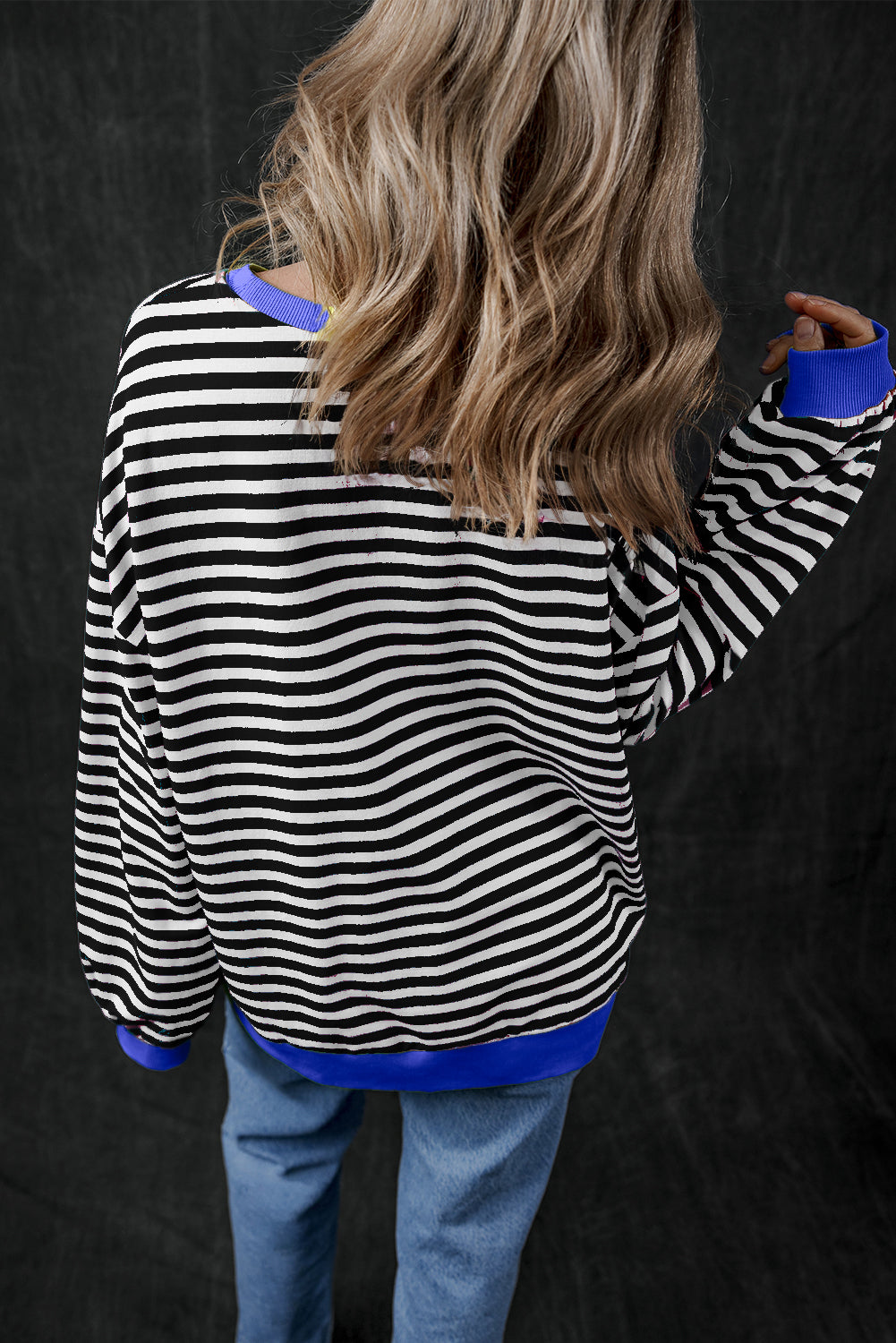 Oversize-Pullover mit Kontrastbesatz und schwarzen Streifen