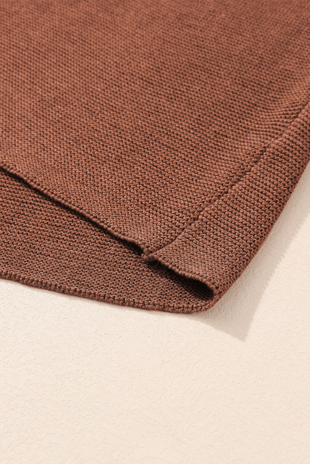 Kaffeefarbener Pullover mit Stehkragen und kurzen Fledermausärmeln