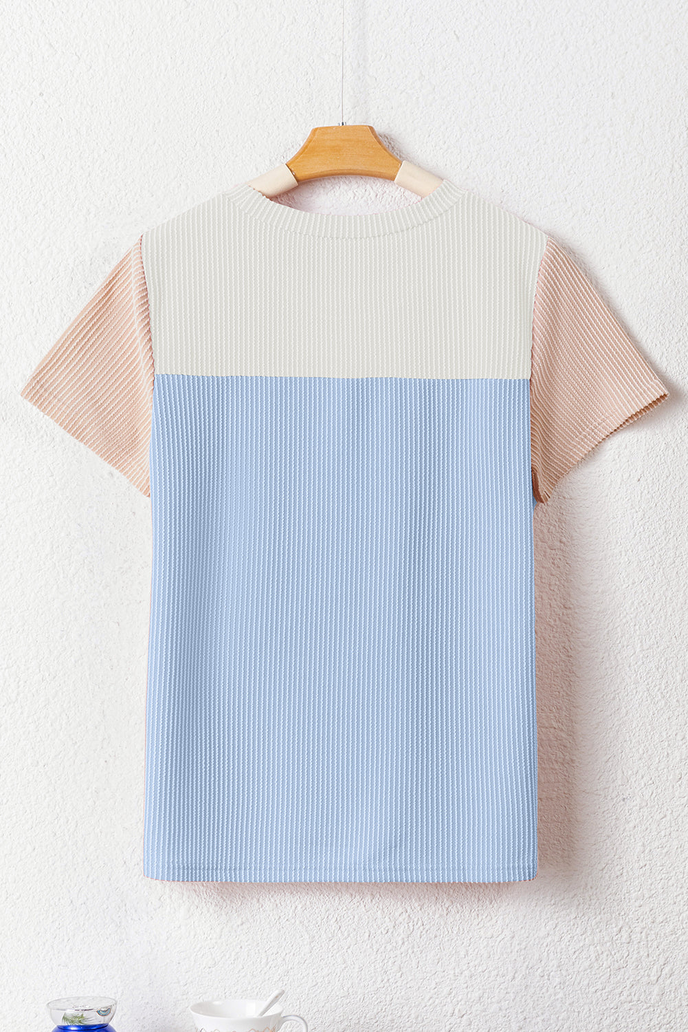 Hellblaues T-Shirt mit gerippter Struktur und Colorblock-Muster
