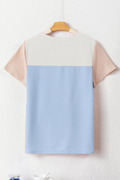 Hellblaues T-Shirt mit gerippter Struktur und Colorblock-Muster