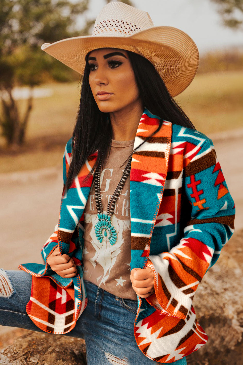 Himmelblaue Jacke mit Revers und Glockenärmeln im Azteken-Print