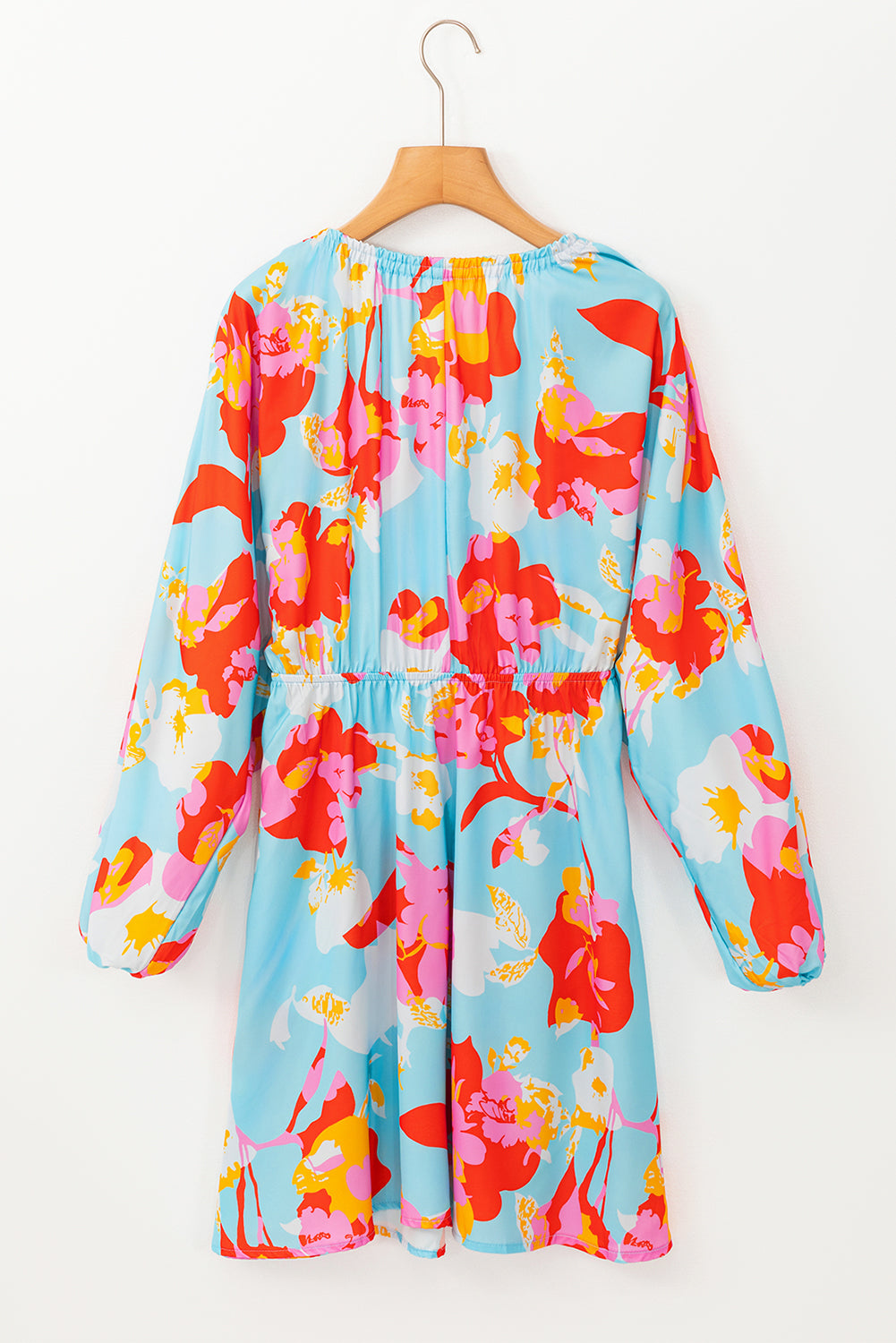 Himmelblaues Minikleid mit Blumenmuster und Armreifärmeln
