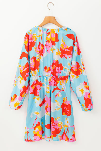Himmelblaues Minikleid mit Blumenmuster und Armreifärmeln