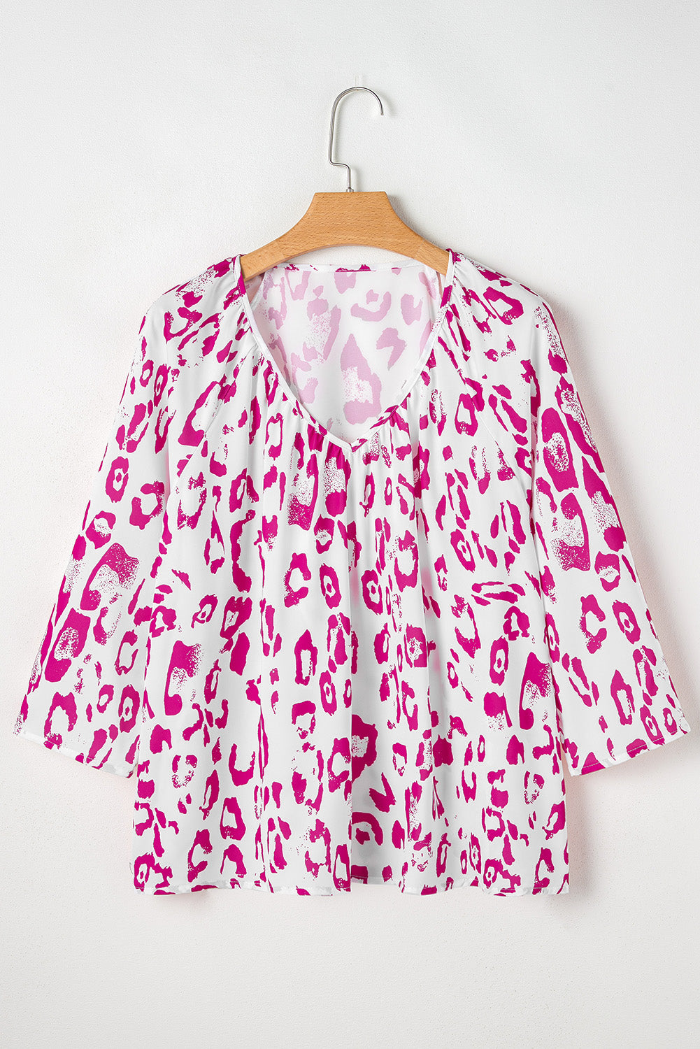 Rosa Bluse mit Leopardenmuster, gerüschtem V-Ausschnitt und 3/4-Ärmeln