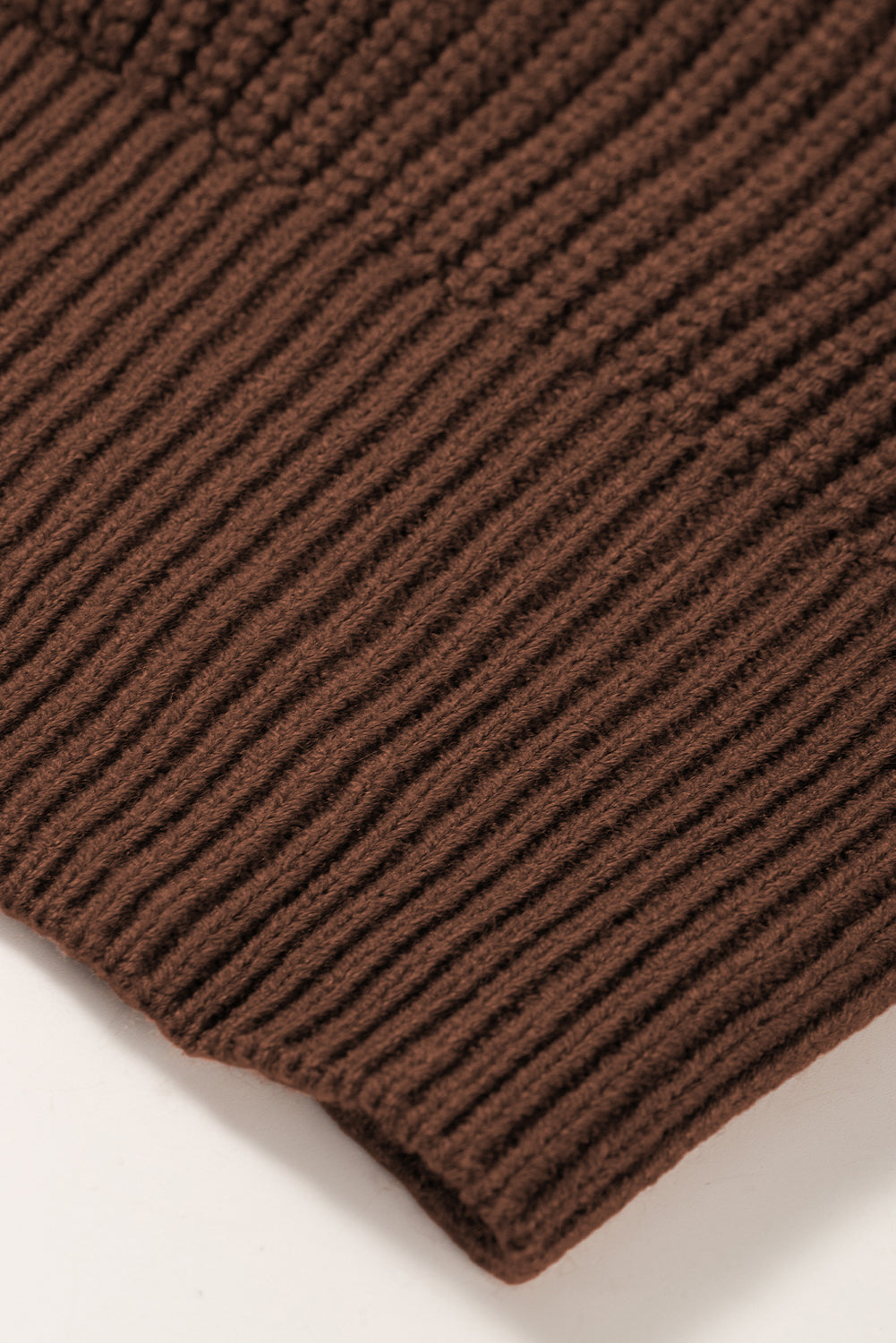 Braune Strickjacke mit grobem Strick und Reverskragen zum Knöpfen