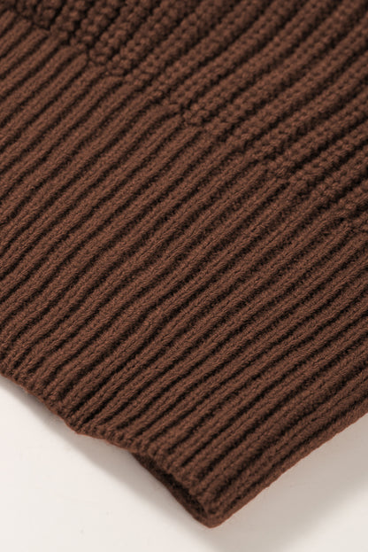 Braune Strickjacke mit grobem Strick und Reverskragen zum Knöpfen