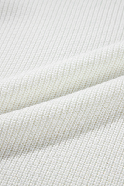 Weißer Pullover mit Blumenaufnähern und Bischofsärmeln